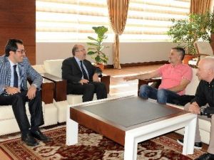 Şenol Güneş, Başkan Gümrükçüoğlu’nu Ziyaret Etti