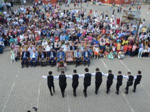 Öğrencilerin Karneleri Törenle Dağıtıldı