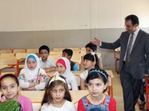 Suriyeli Çocuklar Karnelerini Aldı