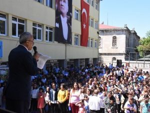 Sinop’ta Öğrenciler Karnelerini Aldı