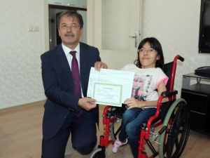 Evde Eğitim Alan Eda Ortaokuldan Mezun Oldu