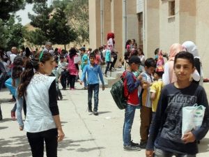 Mülteci Öğrencilerin Çifte Karne Sevinci