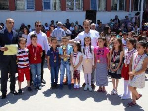 Başkan Şahin, Karne Dağıtım Törenlerine Katıldı