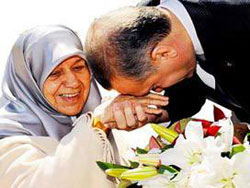 Annesinin Karşısında Eriyen Adamdı!