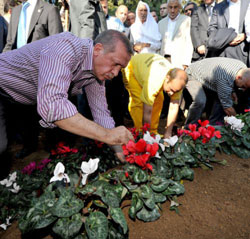 Erdoğan Annesini Böyle Uğurladı (Video - Foto)