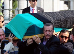 Erdoğan Annesine Kuran Okurken / DİNLE