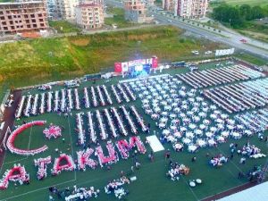 8 Bin Kişiyi Buluşturan Ay-yıldızlı İftar