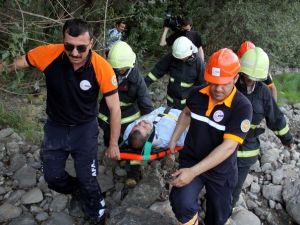 Çaya Düşen Alkollü Adamı İtfaiye Ve Afad Ekipleri Kurtardı