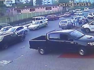 Tartıştığı Polisi Otomobilinin Üzerine Alıp Metrelerce Sürükledi