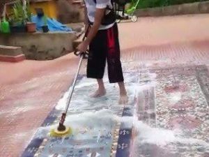 Ot Biçme Motoru İle Halı Yıkıyor