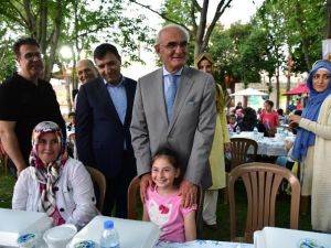 Başkan Yılmaz: "Bir Yetim Gülerse Dünya Güler"