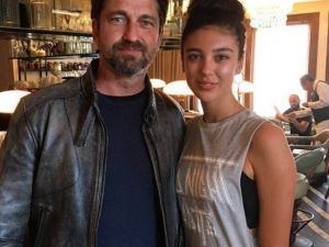 Berkay, Sevgilisi Ve Gerard Butler İle Çekilmiş Fotoğrafı Paylaştı