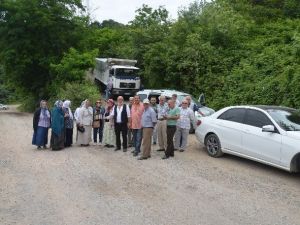 Tozdan Bıkan Mahalleli Yol Kapattı
