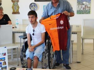 Galatasaraylı Futbolculardan Engelli Gence Forma Sürprizi