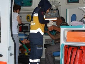 Otomobil İle Minibüs Çarpıştı: 4 Yaralı