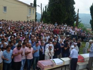 Trabzon’da Trafik Kazasında Hayatını Kaybeden Kız Kardeşler Son Yolculuğuna Uğurlandı