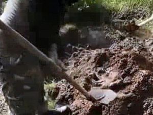 Ukraynalı Askerler Rus Ayrılıkçıyı Diri Diri Gömdü