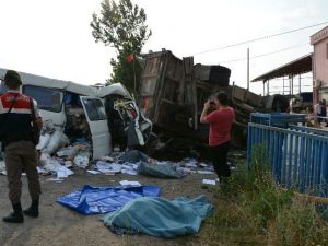 Minibüs Kamyona Çarptı: 1 Ölü, 5 Yaralı