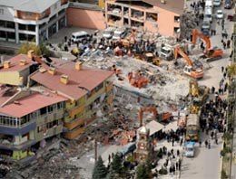 Öğretmenler enkazda, Bakan Fransa'da