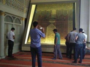 500 Yıllık Kabe Örtüsüne Büyük İlgi