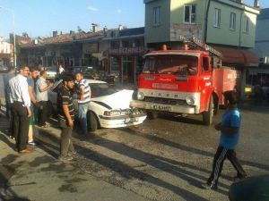 Kargı’da İtfaiye Aracı İle Otomobil Çarpıştı