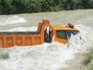 Kamyon Hafriyat Boşaltırken Nehre Düştü