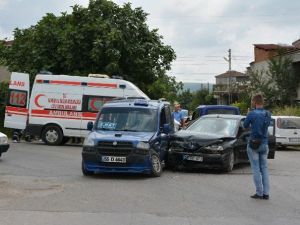 Otomobil İle Dolmuş Çarpıştı: 1 Yaralı