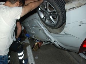 Takla Atan Otomobilde Sıkışan Kadın Sürücü Güçlükle Kurtarıldı