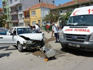 Ambulans İle Otomobil Çarpıştı: 1 Yaralı