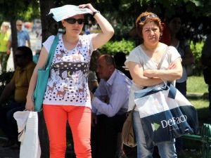 Öğrenciler Sınavda, Aileler Sıcakta Ter Döktü