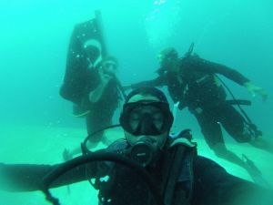 Kuşadası Körfezi’ndeki Dev Batık Uçağa Turist İlgisi
