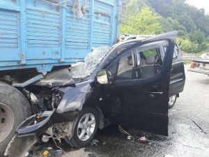 Kamyonet Park Halindeki Kamyona Çarptı: 1 Yaralı