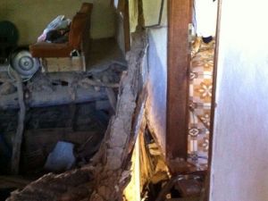 İki Katlı Köy Evi Çöktü: 4 Yaralı