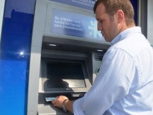 Atm’de Unutulan 500 Tl’yi Polise Teslim Etti