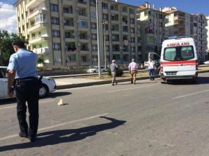 Otomobil Yayaya Çarptı