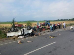 Kamyonet Pikap Park Halindeki Traktöre Çarptı: 1 Yaralı
