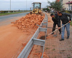 27 Ton Tuğla Yola Saçıldı