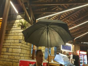 Rize Belediyesi Tesislerinde Yağmura Karşı Şemsiye Açtılar