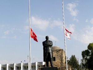 Kktc’de Bayraklar Yarıya İndirildi