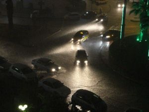 Aniden Bastıran Sağanak Vatandaşa Zor Anlar Yaşattı