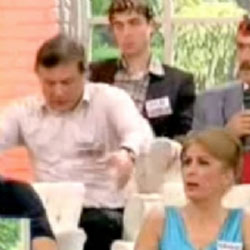 Canlı yayında sandalyeyi kafasına geçirdi - VİDEO