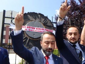 Bbp’liler Adliye Önüne Siyah Çelenk Bıraktı