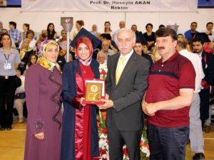 Tıp Mezunları Diplomalarını Doktor Olan Anne-babalarından Aldı