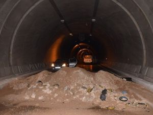 Sinop’ta Otomobil Kapalı Tünele Girdi: 2 Yaralı