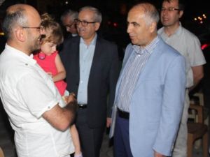Vali Uygulamaya Katıldı, Araç Durdurup Sürücülere Çay İkram Etti.