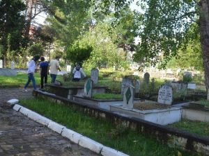 Arefe Günü Vatandaşlar Mezarlıklara Akın Etti