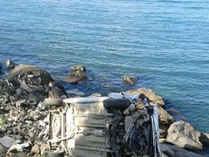 Otomobil Deniz Kenarındaki Kayalıklara Uçtu: 4 Yaralı