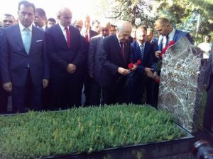 Mhp Lideri Bahçeli, Türkeş’in Kabrini Ziyaret Etti