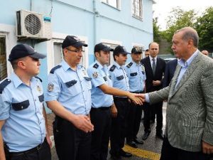 Cumhurbaşkanı Erdoğan, Bayram Namazı Sonrası Polislerle Bayramlaştı