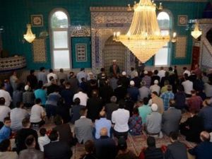 Frankfurt’ta Türkler Bayram Namazı İçin Camilere Akın Etti